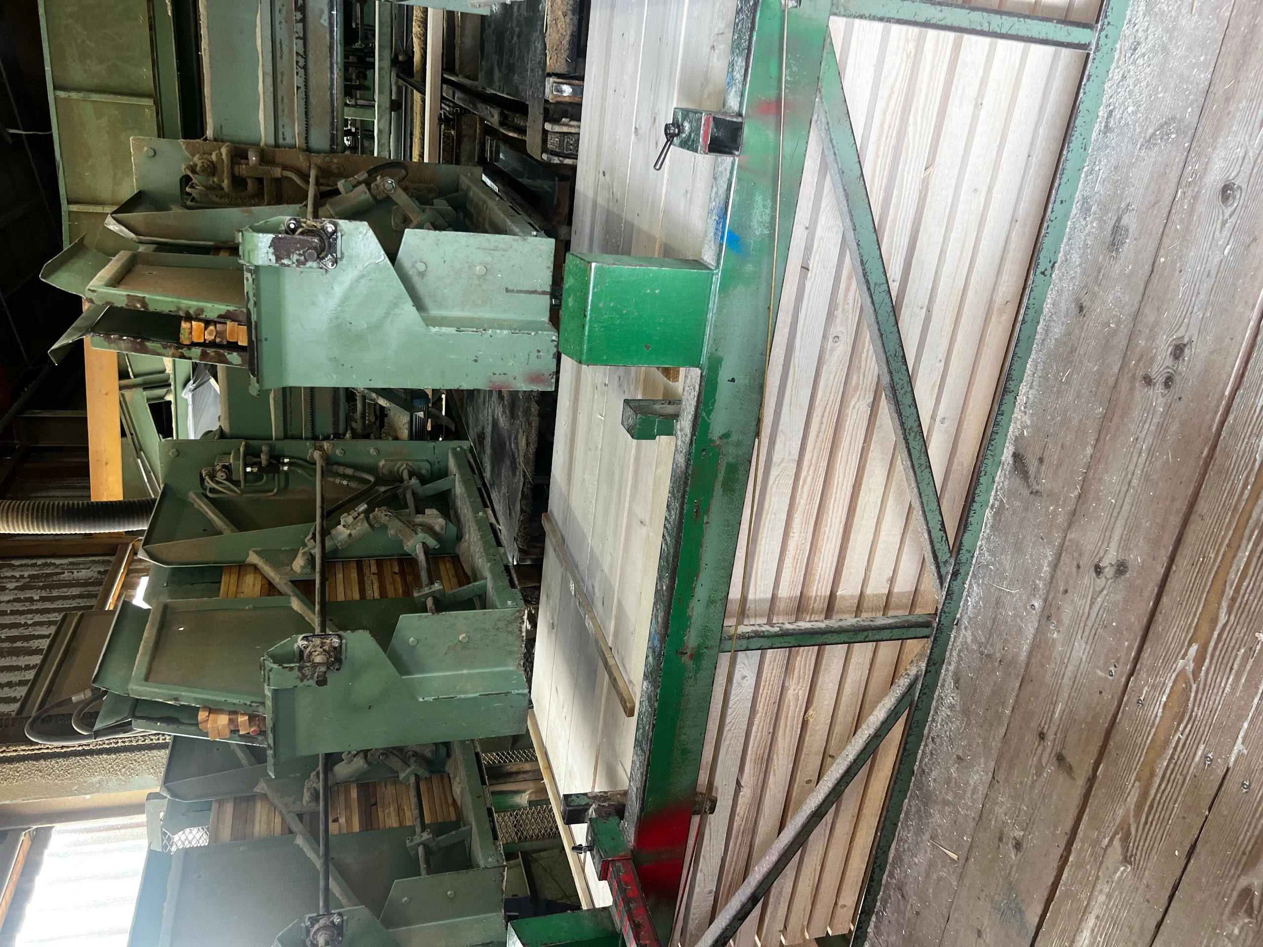 Ligne de tri de bois scié